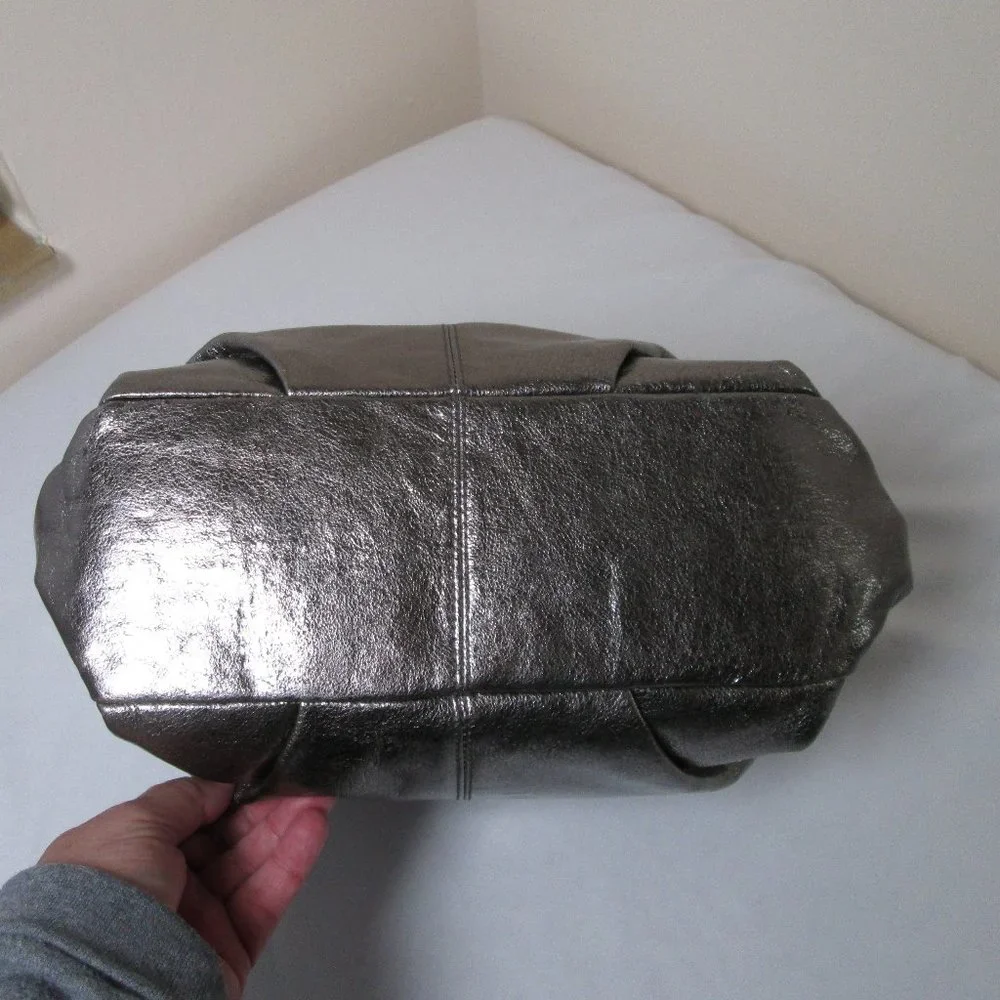Coach Metallic Silver Hobo Purse No. L117B-F17166 Pre-owned Excellent Co… - Picture 3 of 16